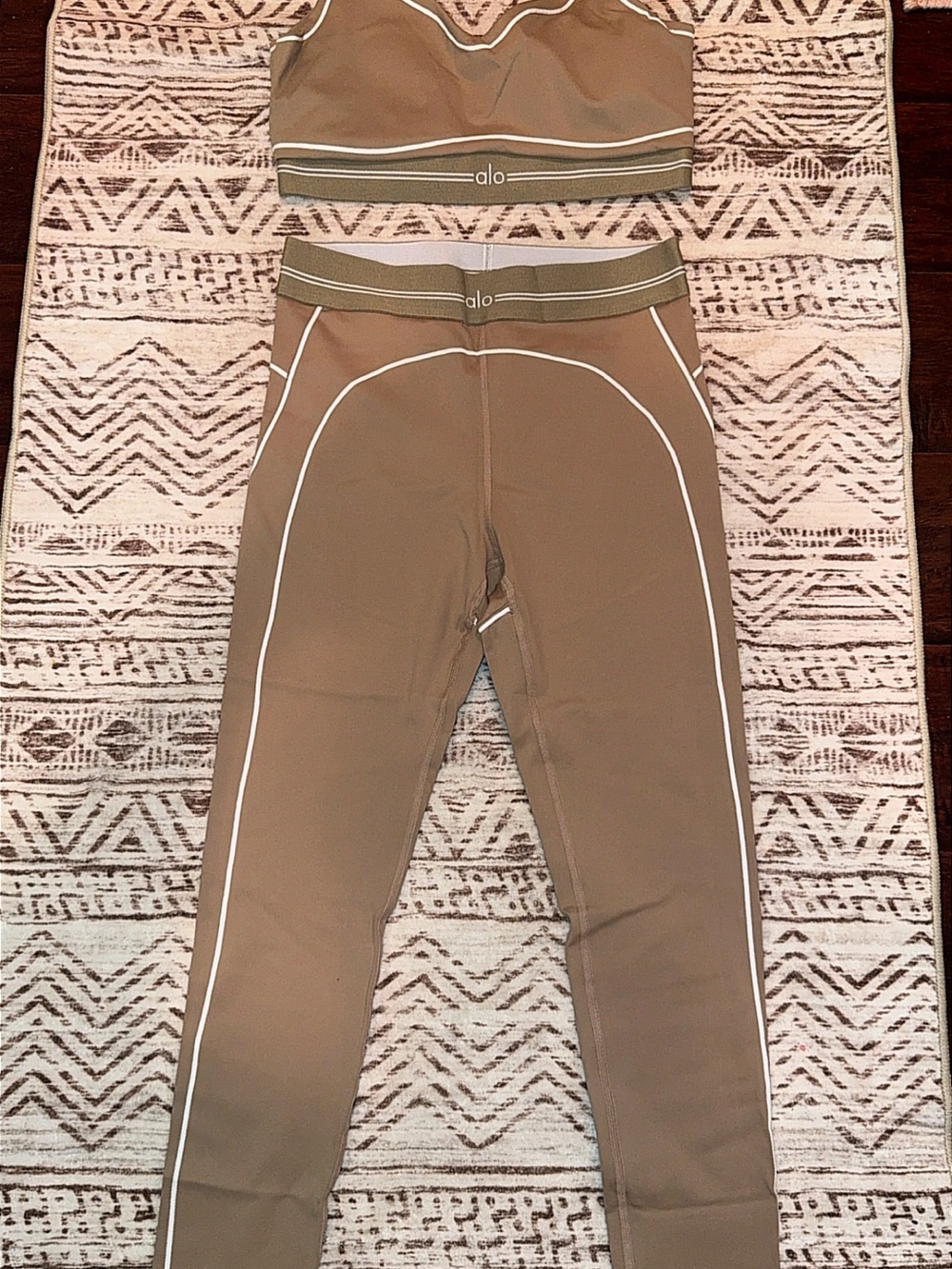 ALO Yoga Tan High-Waist Leggings And Sports Bra Set - Picture 16 of 16